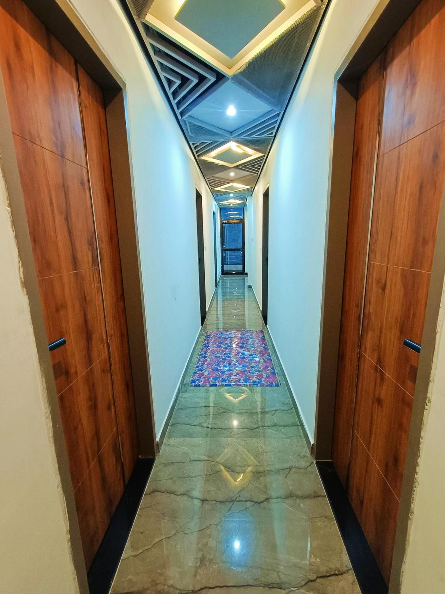 Hotel Shri Radha Rani Kripa Dham Mathura Zewnętrze zdjęcie